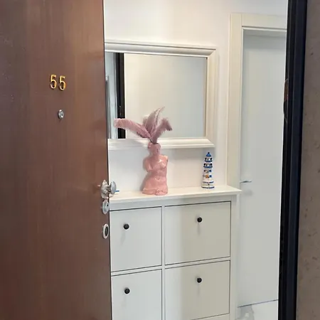 Sea La Vie - Elegant Beachfront Family Apartment, Shengjin *
