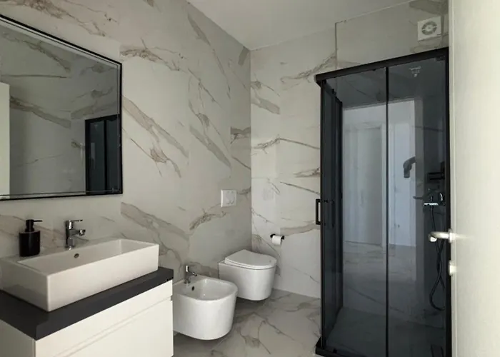 Sea La Vie - Elegant Beachfront Family Apartment, Shengjin Лежа