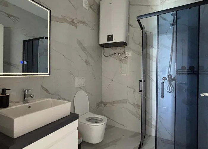 Sea La Vie - Elegant Beachfront Family Apartment, Shengjin