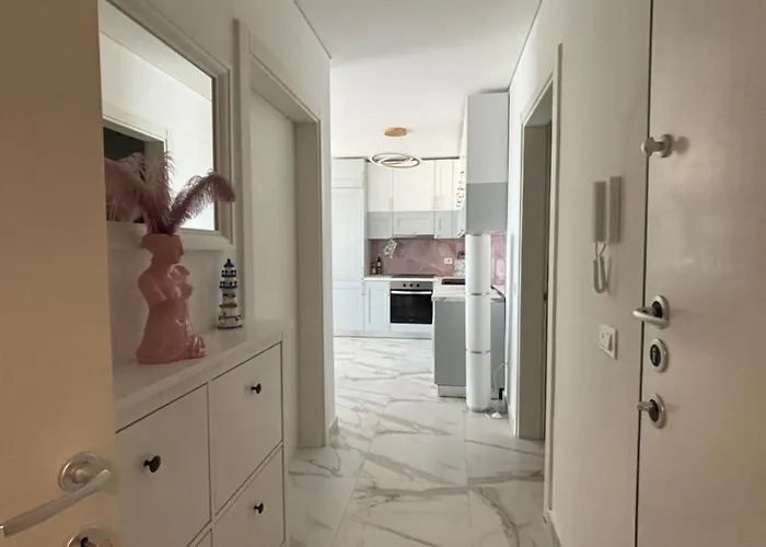 Sea La Vie - Elegant Beachfront Family Apartment, Shengjin Апартаменты Лежа
