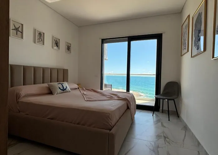 Апартаменты Sea La Vie - Elegant Beachfront Family Apartment, Shengjin Лежа
