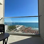 Sea La Vie - Elegant Beachfront Family Apartment, Shengjin