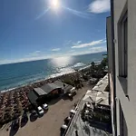 Lejlighed Sea La Vie - Elegant Beachfront Family Apartment, Shengjin *