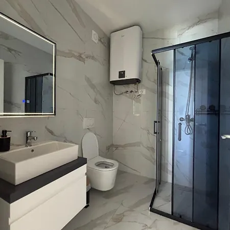 Sea La Vie - Elegant Beachfront Family Apartment, Shengjin