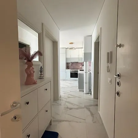 Sea La Vie - Elegant Beachfront Family Apartment, Shengjin Apartment Lezhë