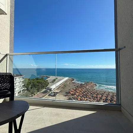 Sea La Vie - Elegant Beachfront Family Apartment, Shengjin