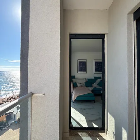 Apartment Sea La Vie - Elegant Beachfront Family Apartment, Shengjin *