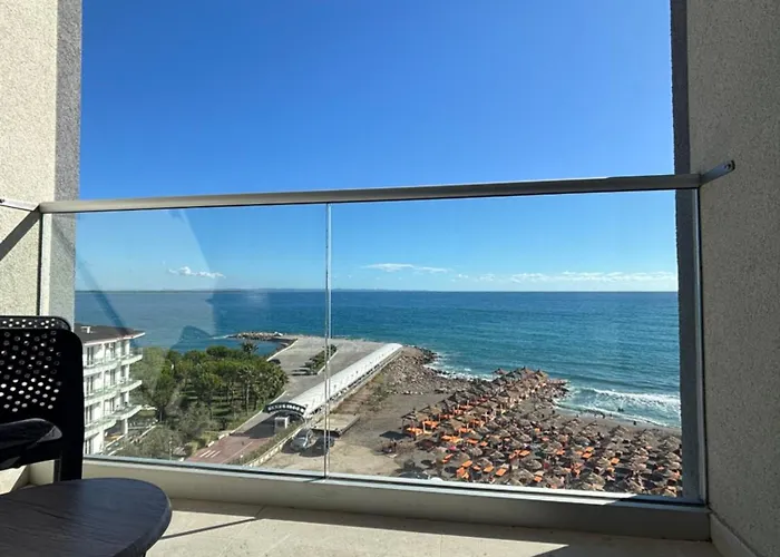 Sea La Vie - Elegant Beachfront Family Apartment, Shengjin